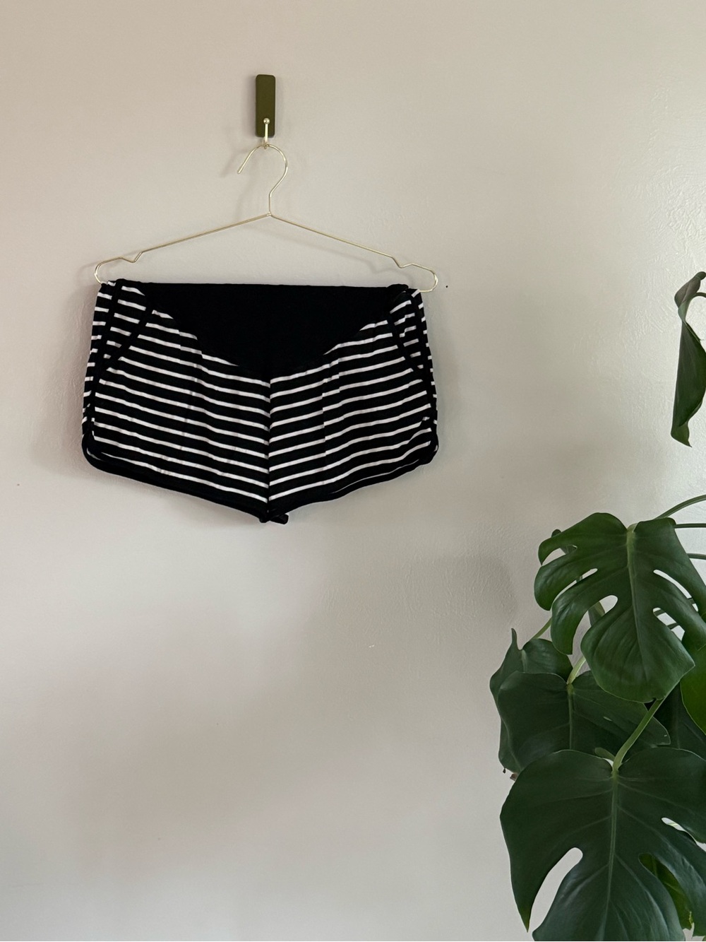 👶🏼Maternity Bundle 3/$20👶🏼 
Maternity Black & White Striped Shorts